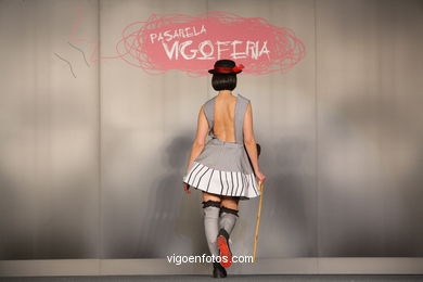 BASTON Y BOMBIN. DISEÑADOR: AIORA GANUZA GARCIA. PASARELA DE MODA JÓVENES DISEÑADORES 2008 - VIGOFERIA