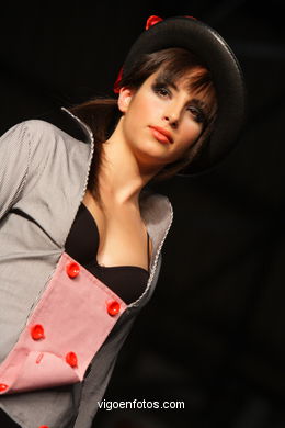 BASTON Y BOMBIN. DISEÑADOR: AIORA GANUZA GARCIA. RUNWAY FASHION OF YOUNG FASHION DESIGNER 2008 - VIGOFERIA