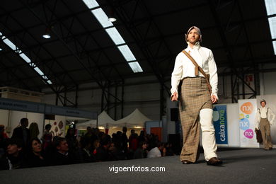 FUXYON. DISEÑADOR: GRUPO BOMANTICA - BEATRIZ OLAZABAL RODRIGUEZ Y DANIEL GARCIA. PASARELA DE MODA JÓVENES DISEÑADORES 2008 - VIGOFERIA