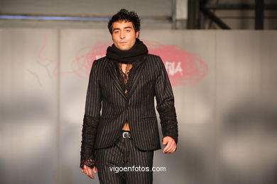 NIGHT CALLS. DISEÑADOR: ROBERTO LÓPEZ ETXEBERRIA. RUNWAY FASHION OF YOUNG FASHION DESIGNER 2008 - VIGOFERIA