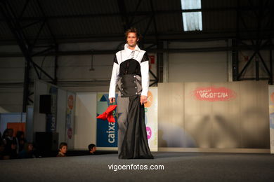 ORIGAMI. DISEÑADOR: GRUPO CHIHUAHUA -  MIGUEL ANGEL IBAÑEZ RAMIREZ Y MIGUEL ANGEL BRIAÑO. PASARELA DE MODA JÓVENES DISEÑADORES 2008 - VIGOFERIA