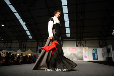 ORIGAMI. DISEÑADOR: GRUPO CHIHUAHUA -  MIGUEL ANGEL IBAÑEZ RAMIREZ Y MIGUEL ANGEL BRIAÑO. PASARELA DE MODA JÓVENES DISEÑADORES 2008 - VIGOFERIA