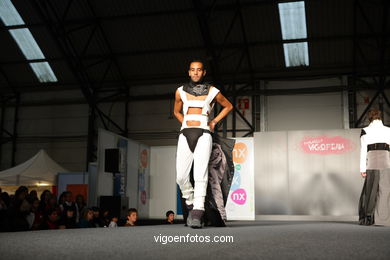 ORIGAMI. DISEÑADOR: GRUPO CHIHUAHUA -  MIGUEL ANGEL IBAÑEZ RAMIREZ Y MIGUEL ANGEL BRIAÑO. RUNWAY FASHION OF YOUNG FASHION DESIGNER 2008 - VIGOFERIA