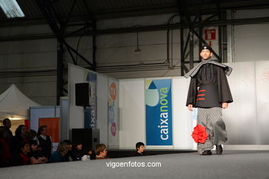 ORIGAMI. DISEÑADOR: GRUPO CHIHUAHUA -  MIGUEL ANGEL IBAÑEZ RAMIREZ Y MIGUEL ANGEL BRIAÑO. PASARELA DE MODA JÓVENES DISEÑADORES 2008 - VIGOFERIA