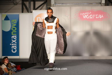 ORIGAMI. DISEÑADOR: GRUPO CHIHUAHUA -  MIGUEL ANGEL IBAÑEZ RAMIREZ Y MIGUEL ANGEL BRIAÑO. PASARELA DE MODA JÓVENES DISEÑADORES 2008 - VIGOFERIA