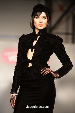 LES QUARANTE. DISEÑADOR: INGRID BRATT PARRIEGO. RUNWAY FASHION OF YOUNG FASHION DESIGNER 2008 - VIGOFERIA