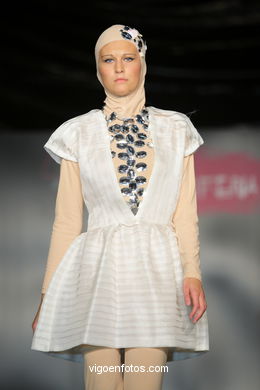 AMPARO. FASHION DESIGNER: JAIME MESA Y SILVIA GALLEGO I & H. RUNWAY FASHION OF YOUNG FASHION DESIGNER 2009 - VIGOFERIA