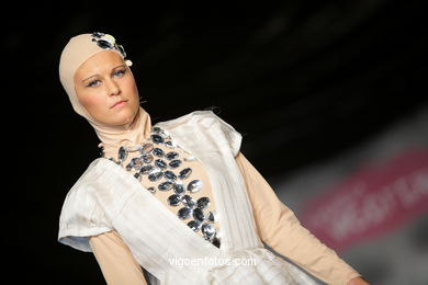 AMPARO. FASHION DESIGNER: JAIME MESA Y SILVIA GALLEGO I & H. RUNWAY FASHION OF YOUNG FASHION DESIGNER 2009 - VIGOFERIA