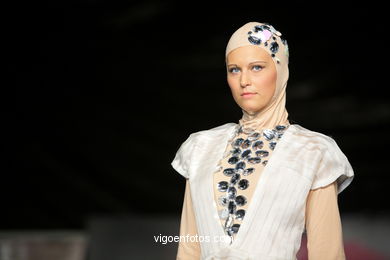 AMPARO. FASHION DESIGNER: JAIME MESA Y SILVIA GALLEGO I & H. RUNWAY FASHION OF YOUNG FASHION DESIGNER 2009 - VIGOFERIA