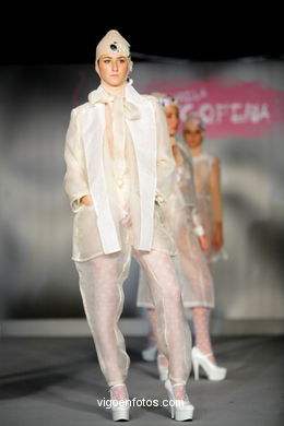 AMPARO. FASHION DESIGNER: JAIME MESA Y SILVIA GALLEGO I & H. RUNWAY FASHION OF YOUNG FASHION DESIGNER 2009 - VIGOFERIA