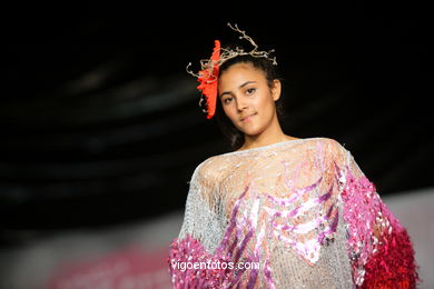 SEXTO CONTINENTE. FASHION DESIGNER: MARTA MUÑOZ . RUNWAY FASHION OF YOUNG FASHION DESIGNER 2009 - VIGOFERIA