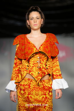 EPOQUED´OR. FASHION DESIGNER: IRIA CARLA BARCIA  . RUNWAY FASHION OF YOUNG FASHION DESIGNER 2009 - VIGOFERIA