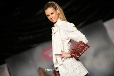 EPOQUED´OR. FASHION DESIGNER: IRIA CARLA BARCIA  . RUNWAY FASHION OF YOUNG FASHION DESIGNER 2009 - VIGOFERIA