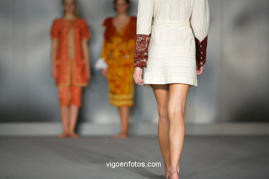 EPOQUED´OR. FASHION DESIGNER: IRIA CARLA BARCIA  . RUNWAY FASHION OF YOUNG FASHION DESIGNER 2009 - VIGOFERIA