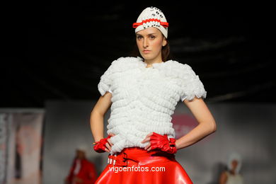 GARLIK & KAUTXO. DISEÑADOR: EDURNE IBÁÑEZ . PASARELA DE MODA JÓVENES DISEÑADORES 2009 - VIGOFERIA