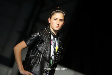 EN PIE DE GUERRA. DISEÑADOR: RAQUEL MARTÍNEZ . PASARELA DE MODA JÓVENES DISEÑADORES 2009 - VIGOFERIA