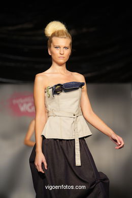 MIS JEANS. FASHION DESIGNER: RAQUEL BLANCO . RUNWAY FASHION OF YOUNG FASHION DESIGNER 2009 - VIGOFERIA