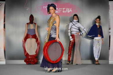 LA PERSISTENCIA DE LA MEMORIA. DISEÑADOR: OLALLA ROMÁN Y BEATRIZ ÁLVAREZ . PASARELA DE MODA JÓVENES DISEÑADORES 2009 - VIGOFERIA