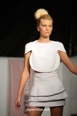 EL UNIVERSO MIRONIANO. FASHION DESIGNER: MARIAN DE LAS HERAS . RUNWAY FASHION OF YOUNG FASHION DESIGNER 2009 - VIGOFERIA