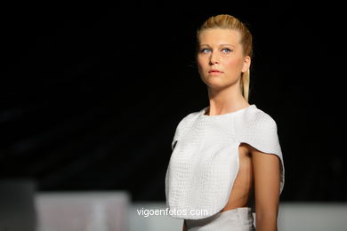 EL UNIVERSO MIRONIANO. FASHION DESIGNER: MARIAN DE LAS HERAS . RUNWAY FASHION OF YOUNG FASHION DESIGNER 2009 - VIGOFERIA