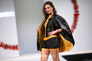 ASTRID ESTEVEZ GONZÁLEZ. PASARELA DE MODA TESOIRA 2006 NUEVOS CREADORES