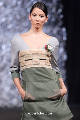 DISEÑADORA: ANA FLORA RODRÍGUEZ BORDAS. PASARELA DE MODA TESOIRA 2006 NUEVOS CREADORES