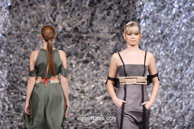 DISEÑADORA: ANA FLORA RODRÍGUEZ BORDAS. PASARELA DE MODA TESOIRA 2006 NUEVOS CREADORES