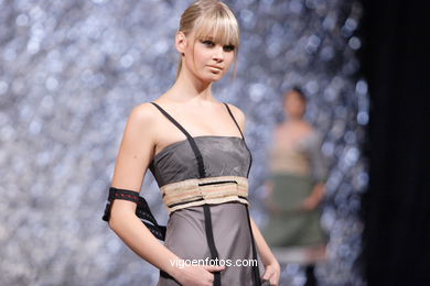 FASHION DESIGNER: ANA FLORA RODRÍGUEZ BORDAS. RUNWAY FASHION OF YOUNG FASHION DESIGNER TESOIRA 2007