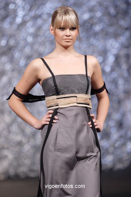 FASHION DESIGNER: ANA FLORA RODRÍGUEZ BORDAS. RUNWAY FASHION OF YOUNG FASHION DESIGNER TESOIRA 2007