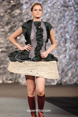 DISEÑADORA: LIDIA POZA PIÑEIRO. PASARELA DE MODA TESOIRA 2006 NUEVOS CREADORES