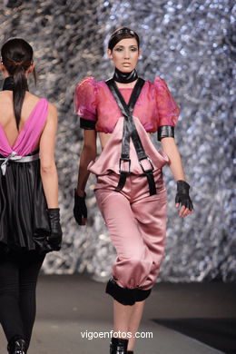 FASHION DESIGNER: MAURO MENDUIÑA SOTO. RUNWAY FASHION OF YOUNG FASHION DESIGNER TESOIRA 2007