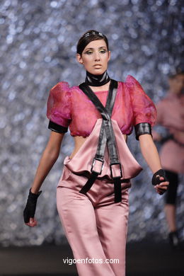 FASHION DESIGNER: MAURO MENDUIÑA SOTO. RUNWAY FASHION OF YOUNG FASHION DESIGNER TESOIRA 2007