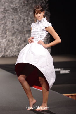 DISEÑADORA: CAROLINA GONZÁLEZ GARCÍA. PASARELA DE MODA TESOIRA 2006 NUEVOS CREADORES