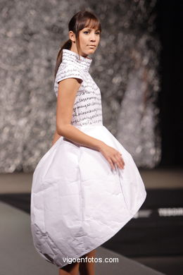 DISEÑADORA: CAROLINA GONZÁLEZ GARCÍA. PASARELA DE MODA TESOIRA 2006 NUEVOS CREADORES