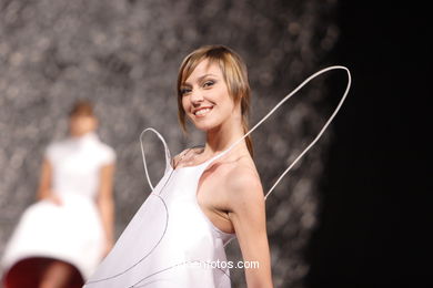 DISEÑADORA: CAROLINA GONZÁLEZ GARCÍA. PASARELA DE MODA TESOIRA 2006 NUEVOS CREADORES