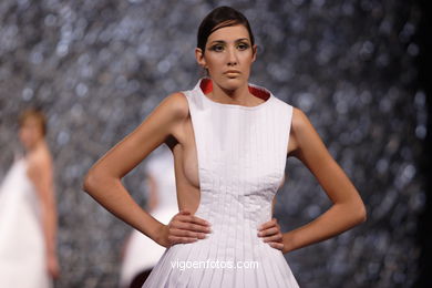 FASHION DESIGNER: CAROLINA GONZÁLEZ GARCÍA. RUNWAY FASHION OF YOUNG FASHION DESIGNER TESOIRA 2007