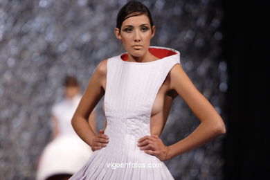 DESENHADORA: CAROLINA GONZÁLEZ GARCÍA. PASSARELA DE MODA TESOIRA 2006 NOVOS CRIADORES