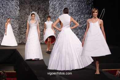 DISEÑADORA: CAROLINA GONZÁLEZ GARCÍA. PASARELA DE MODA TESOIRA 2006 NUEVOS CREADORES