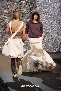 DISEÑADORA: LUCÍA CASANOVA YÁÑEZ. PASARELA DE MODA TESOIRA 2006 NUEVOS CREADORES