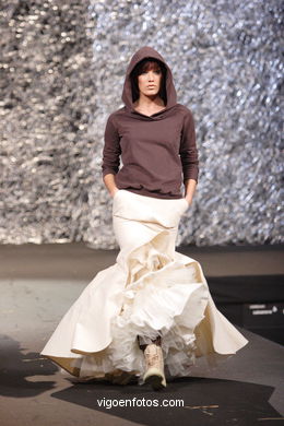 DISEÑADORA: LUCÍA CASANOVA YÁÑEZ. PASARELA DE MODA TESOIRA 2006 NUEVOS CREADORES