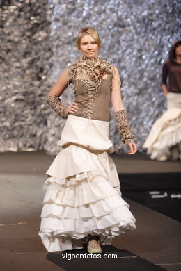 DISEÑADORA: LUCÍA CASANOVA YÁÑEZ. PASARELA DE MODA TESOIRA 2006 NUEVOS CREADORES