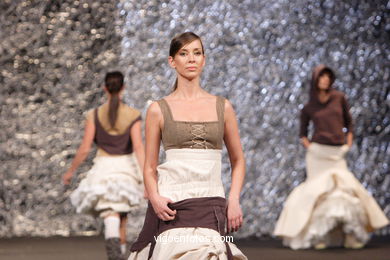 DISEÑADORA: LUCÍA CASANOVA YÁÑEZ. PASARELA DE MODA TESOIRA 2006 NUEVOS CREADORES