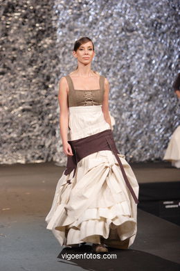 DISEÑADORA: LUCÍA CASANOVA YÁÑEZ. PASARELA DE MODA TESOIRA 2006 NUEVOS CREADORES