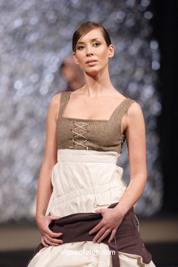 DISEÑADORA: LUCÍA CASANOVA YÁÑEZ. PASARELA DE MODA TESOIRA 2006 NUEVOS CREADORES