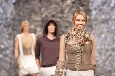 DISEÑADORA: LUCÍA CASANOVA YÁÑEZ. PASARELA DE MODA TESOIRA 2006 NUEVOS CREADORES