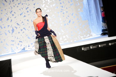 GLAMOUR NA RÚA. FASHION DESIGNER: NEREA MOLDES MONTES. RUNWAY FASHION OF YOUNG FASHION DESIGNER 2009