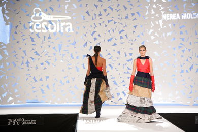 GLAMOUR NA RÚA. FASHION DESIGNER: NEREA MOLDES MONTES. RUNWAY FASHION OF YOUNG FASHION DESIGNER 2009