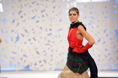 GLAMOUR NA RÚA. FASHION DESIGNER: NEREA MOLDES MONTES. RUNWAY FASHION OF YOUNG FASHION DESIGNER 2009