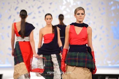 GLAMOUR NA RÚA. FASHION DESIGNER: NEREA MOLDES MONTES. RUNWAY FASHION OF YOUNG FASHION DESIGNER 2009