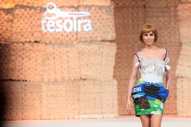 LECHE, PRINCIPIO DEL PROCESO DE LA DESNATURALIZACIÓN. DISEÑADOR: ALBERTO NEVES GÓMEZ. PASARELA TESOIRA 2010 DE MODA NUEVOS CREADORES 2010